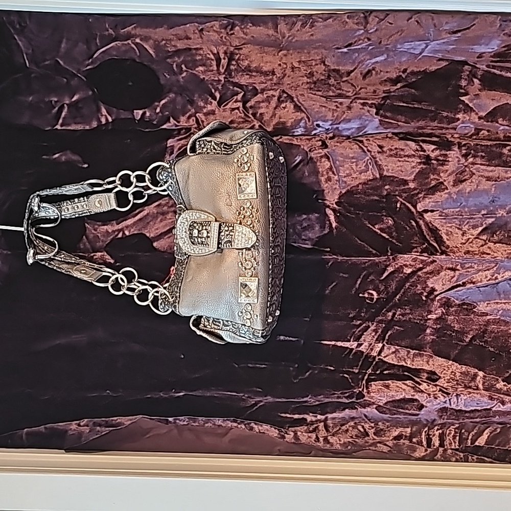 MW Handbag-New on the one Rhinestone is a bit cloudy so Discounted this price